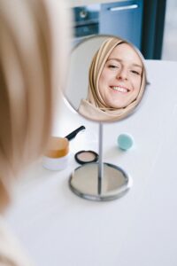 دليلك إلى تحفيز نضارة البشرة واستعادة الإشراقة الطبيعية