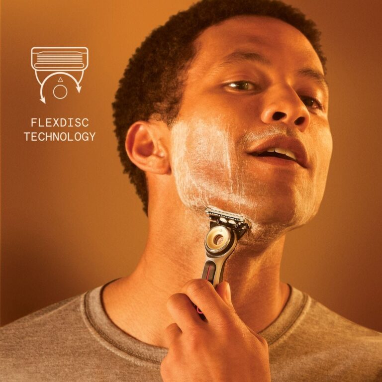 Gillette Labs Heated Razor + 2 Blades - Image 3