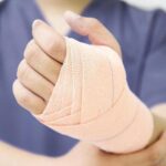⁦فرست ستيب رباط ضاغط بنى 10 سم FCS006 - للتواءات وإجهاد العضلات⁩ - الصورة ⁦4⁩