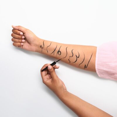 ايسنس ايلاينر ضد الماء 24 ساعه 01