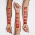 ⁦أحمر شفاه سائل مات Sensational من Maybelline - درجة 06 بيست بيب⁩ - الصورة ⁦5⁩
